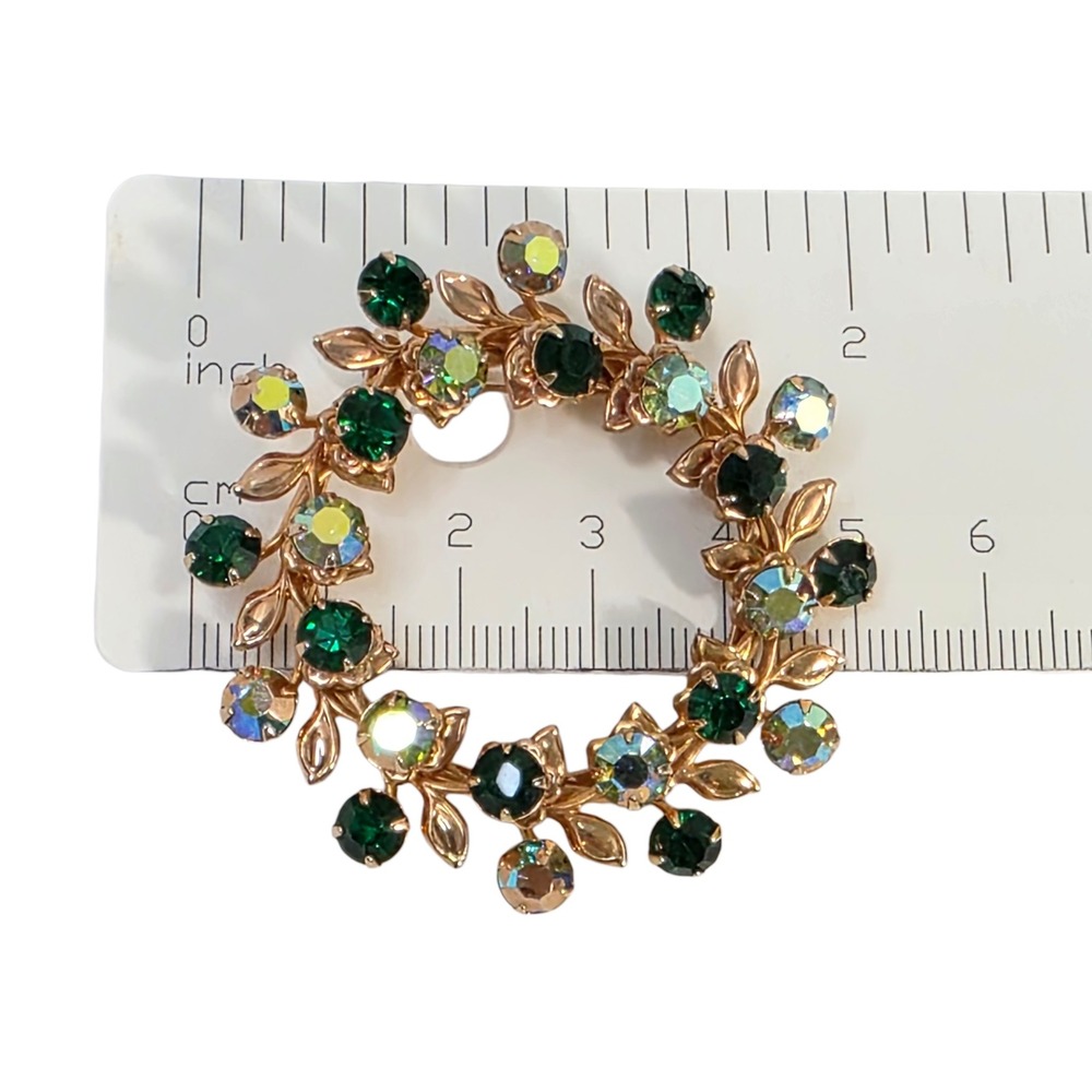 Vintage Emerald Green Aurora Borealis Rhinestone Wreath Gold Tone Brooch Pin - Picture 4 of 5